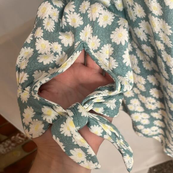 IZ Byer green and white floral off the shoulder top - Picture 5 of 8